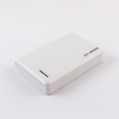 5000MAH প্লাস্টিক মোবাইল পাওয়ার ব্যাংক তারের সাথে কাস্টমাইজড লোগো